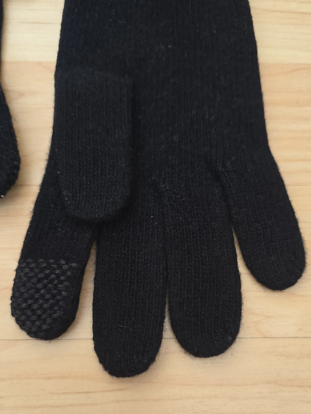 Aritzia Cashmere Exalt Tech Gloves100% Italian cashmere Black gloves